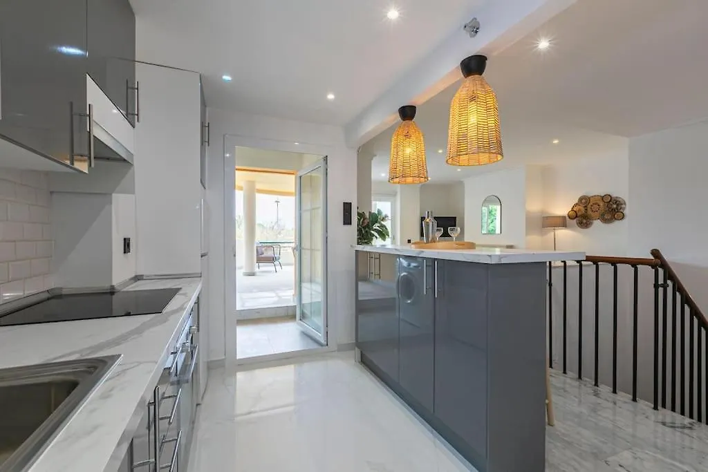 Апартаменты Spacious Duplex Steps To Puerto Banus Марбелья